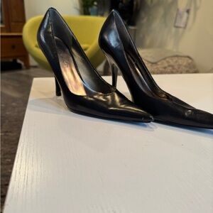 VIANNI collection black leather pointed toe stiletto heels, size 7